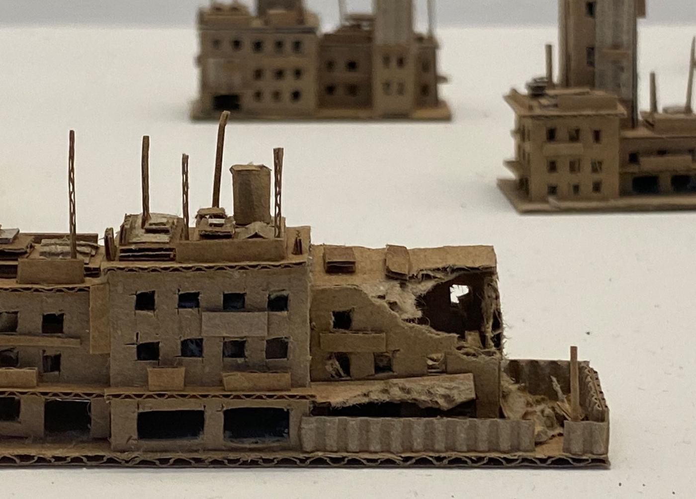 Photo d'un modèle d'immeuble miniature réalisé en carton